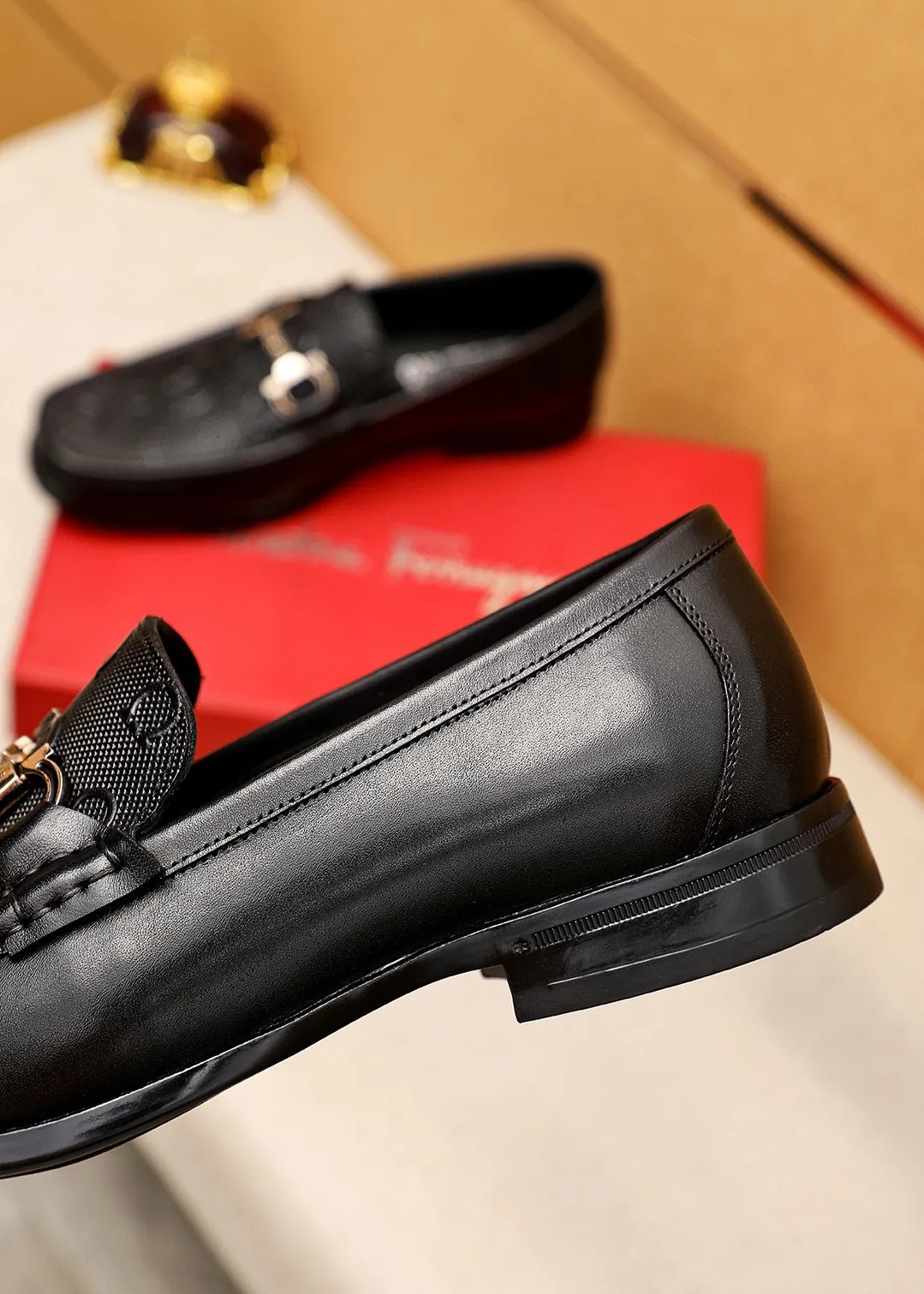 Men's shoes 💰460 💐 Product trademark: Ferragamo "Ferragamo" casual leather shoes Regular size: 38-44 (45.46🉑️customized) Product materials: Selected imported first-layer calfskin embossed upper + luxury hardware buckle, imported water-dyed cow leather lining. Strong three-dimensional visual effect, original rubber outsole Color: 1⃣️color optional